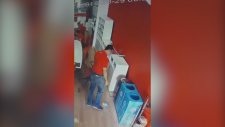 Pet Şişeyi Sektirerek Muhteşem Bir Şova İmza Atan Eleman