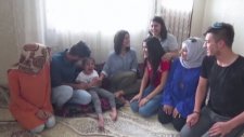 Engelli Kız İçin Çöplere Giren Gençler