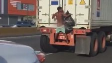 Adamın Tırın Arkasında Başına Gelen Talihsizliği