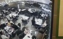 Adana'da Starbucks'a Son Sürat Giren Araç