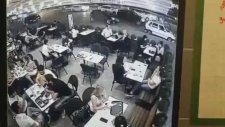 Adana'da Starbucks'a Son Sürat Giren Araç