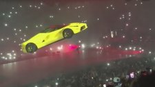 Kalabalık Üstünde Süzülen Ferrari