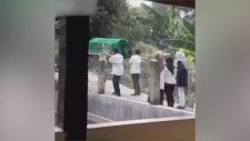 Taşıdıkları Cenazeyi Havuza Düşürdüler