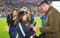 Kadın, taraftar, erkek arkadaşına statta evlilik teklif etti