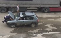 Motordan Gelen Sesi Tespit Etmeye Çalışan Usta