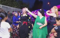 Roman Kızlarının Yarış Havasında Göbek Atması