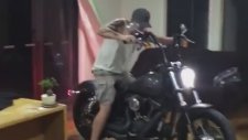 Evin İçinde Motosikletle Lastik Yakmak