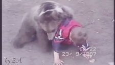 Khabib Nurmagomedov'un 9 Yaşında Ayıyla Güreşmesi