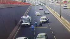 Reklam Tabelasıyla Birlikte Kamyonetten Yuvarlanan Vatandaş