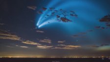 SpaceX'in Uzaya Fırlattığı Falcon 9 Gökyüzünü Aydınlattı