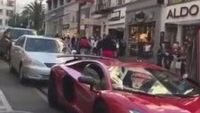Adamın Lamborghini Aventador'un Üstünden Geçmesi