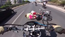 Çift Şeritli Yolda Şok Motosiklet Kazası