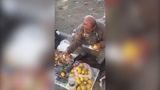 İnsanları Hipnotize Ederek Limon Sıkacağı Satan İşportacı