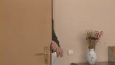 Tahta Kafa Raşit, Nimet'i Bavula Tıkıyor - Bizimkiler
