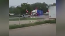 Bariyere Sıkışan TIR'ı Parçalayan Tren