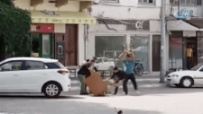 Sokak Ortasında Masa ve Sandalyelerle Dövülen Vatandaş