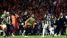 Galatasaray-Fenerbahçe Derbisinin Bitimiyle Saha Karıştı