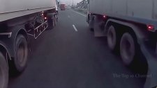 Kamyonların Altında Kalmaktan Son Anda Kurtulan Motorcu