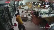 Kapıları Tutarak Sel Sularını Engellemeye Çalışan Restoran Çalışanları