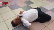 Düğünde Yerlere Yatarak Şarkı Söyledi