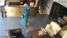 Otel Lobisinde İlginç Hareketler Sergileyen Kadın