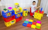 Melike Kendine Yeni Eşyalar Yaptı made a furniture with colorful puzzle blocks, Funny kids video