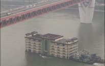 Nehir Üzerinde Taşınan Restoran