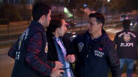 Ünlü Oyuncuya Ahlak Polisinden Suç Üstü! | Arka Sokaklar 495.Bölüm (16 Kasım Cuma)
