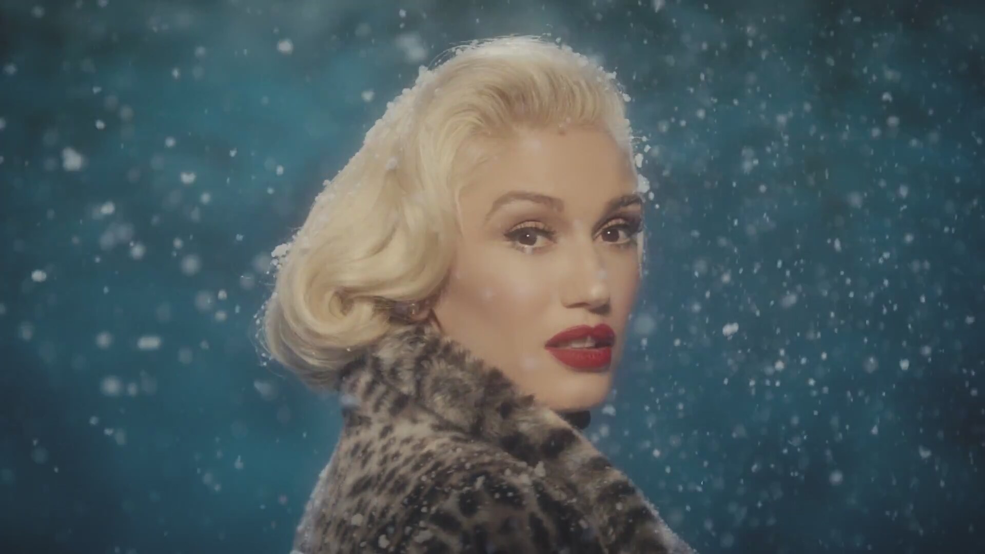 Gwen Stefani You Make It Feel Like Christmas Feat Blake Shelton