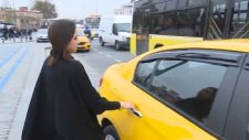 Turist Kılığına Giren Bayan Muhabir Takside Kazıklandı