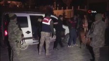 Van'da 5 Kişilik Araçtan 17 Kişi Çıktı