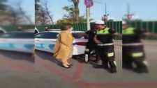 Trafik Cezası Alan Öğretmenin Çığlık Atarak Kendinden Geçmesi