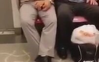 İstanbul Metroda Arkadaşının Eline Veren Dayı