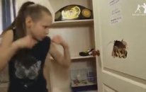Mortal Kombat'tan Fırlamış Gibi Ağaç Döven Kız