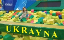 UKRAYNA YEMEKLERİ. ZIPZIP OYUN ALANINDA SÜNGERLER İÇİNDE KAYBOLDUK.EĞLENCELİ ÇOCUK VİDEOSU