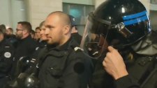 Fransız Polisi Sarı Yelekli Eylemcilere Karşı Kask Çıkardı