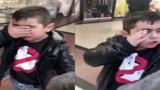 İç Çamaşırı Mağazasına Gözlerini Kapatarak Giren Çocuk