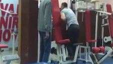 Kol Kası Yapmayı Çok Yanlış Anlayan Eleman