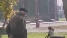 Korkmasın Diye Kedinin Su İçmesini Bekleyen Amca