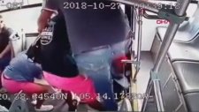 Otobüste Tekme Tokat Dayak Yiyen Kapkaççı