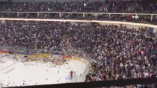 Taraftar Buz Hokeyi Sahasına Oyuncak Ayı Yağdırdı