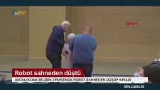 Antalya'da Sahneden Düşen Mini Ada İsimli Robot