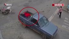 Çarptığı Kamyonetin Kasasında Yola Devam Eden Motosikletli