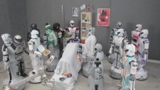 Sahneden Düşen Robota Diğer Robotlardan Hastane Ziyareti (Küfür İçerir)