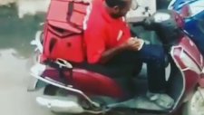 Siparişin Yarısını Gömen Moto Kurye