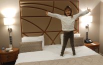CEVAHİR HOTEL ODA TURU ELİF İLE YATAĞI PAYLAŞAMADIK. EĞLENCELİ ÇOCUK VİDEOSU