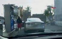 Elektrikli Araca Benzin Doldurmak İsteyen Sürücü
