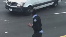 Nakil Aracından Yola Düşen Binlerce Dolar Trafiği Kilitledi