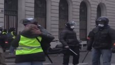 Öpüşerek Selamlaşan Protestocu Ve Polis