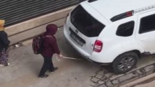 Kaldırımdaki Arabaya Çarpan Görme Engelli Çocuk